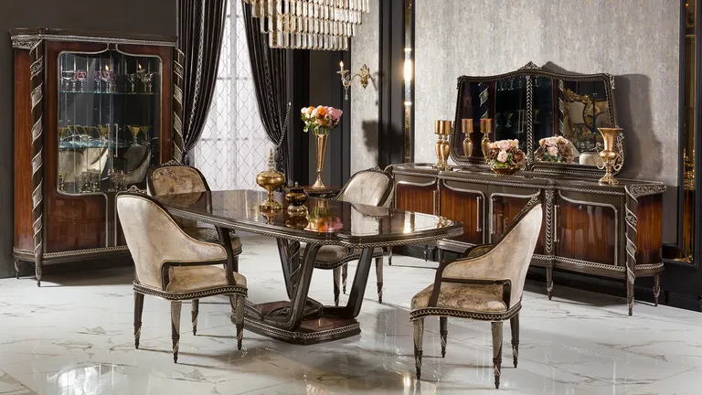 Clara Yemek Odası Takımı: yüksek parlak koyu ahşap kavisli çift ayaklı masa, sarmalayan koltuklar, camlı teşhir dolabı ve aynalı konsol.