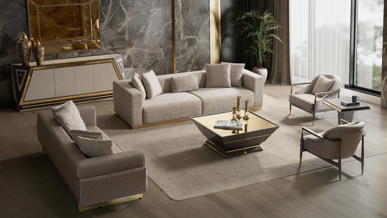 Goodness lüks koltuk takımı, mermer duvarlı modern bir oturma odasında bej ve taş rengi kumaşlı koltuklar ve bronz iskeletli tekli koltuklarla