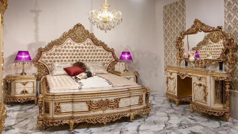 King Yatak Odası Takımı: altın yaldızlı oymalı, kapitone başlıklı görkemli karyola, komodinler ve aynalı şifonyer